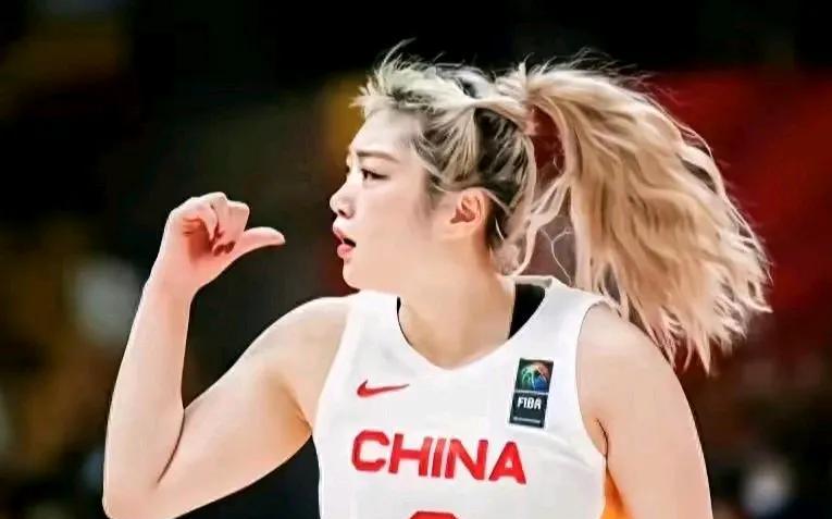 李梦落选国家队24小时，女篮随即做出重大调整。这突如其来的变动，直接