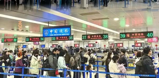 非去不可吗？日本记者在浦东机场看到的震撼一幕：前往日本的值机口中国人排成长龙
