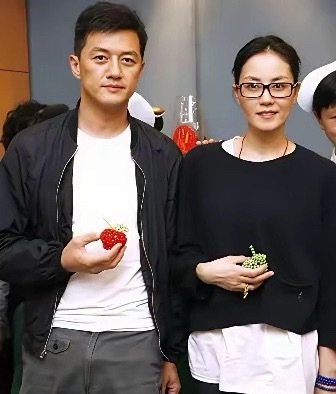 换个女星早撕疯了，王菲为啥能给足李亚鹏体面​讲真的，李亚鹏这辈子最大的运气，不