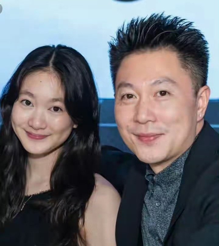 李小鹏全家亮相晚宴，妻子生图状态引热议，面部凹陷略显沧桑，14岁的奥莉五官复刻妈妈，模样变化十分明显