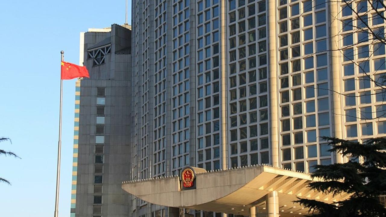 外媒看出来了！外媒表示，面对上台的高市早苗，中国没有客气，而是直接在上台的当天划