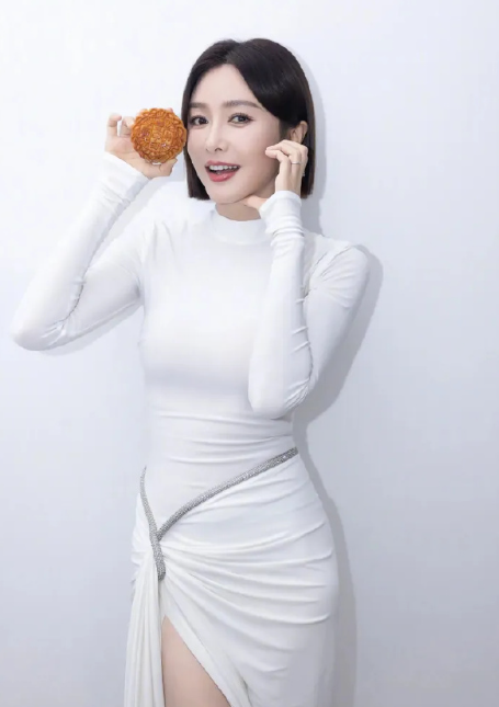 身穿白色高开叉礼裙，勾勒出纤细窈窕的身材