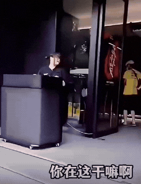 服务员跟外卖小哥互怼，却因小哥一句“大实话”，女子瞬间破防。服务员：你个送外