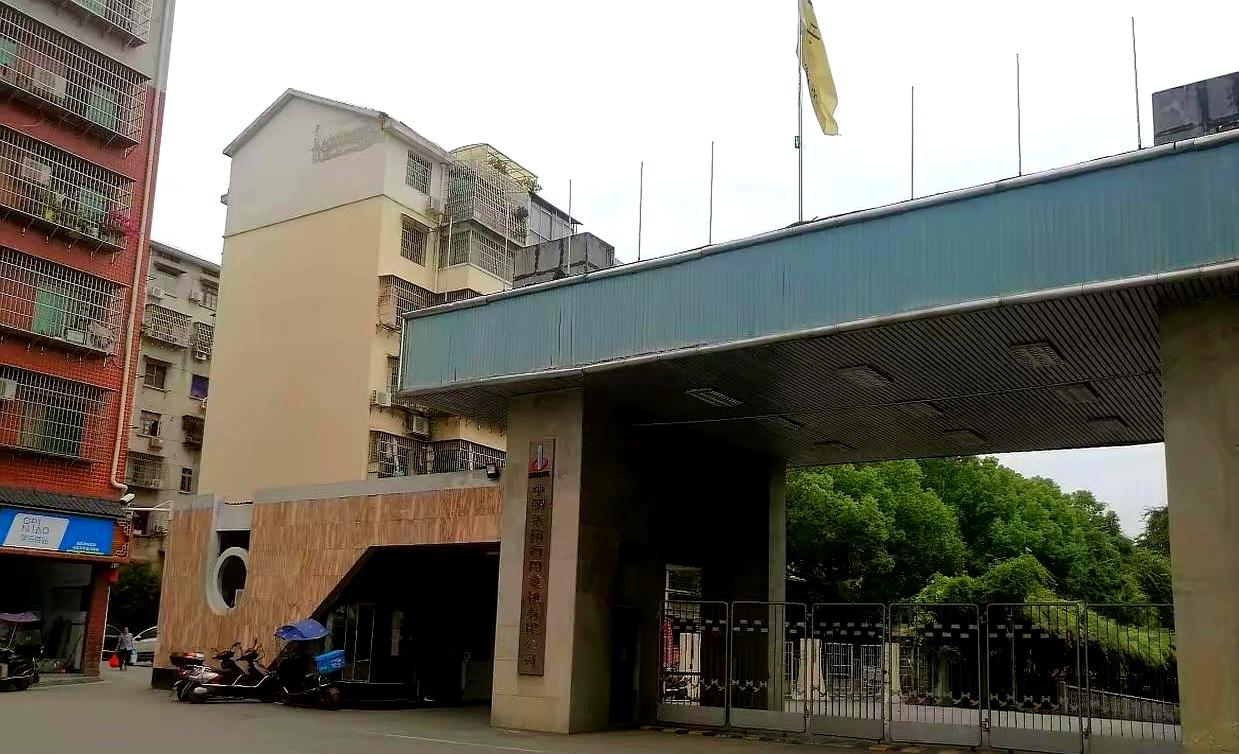 厂子都快“查无此人”了，退休大爷每个月还能稳拿7000块养老金，就问你这铁饭碗到