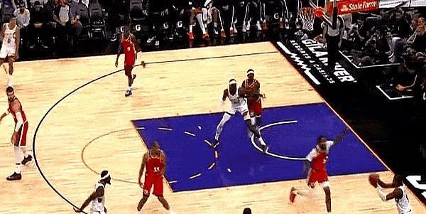 杰伦·格林一上来就炸了，替补席终于有能投能突的人了。太阳上赛季替补哑火，打到第