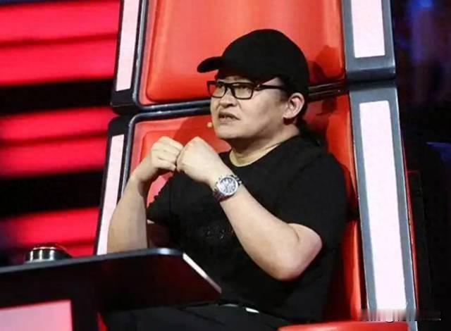 刘欢走了。悼念文章叫他“著名音乐家”，网上吵翻了，说这五个字他配不配。配不配，