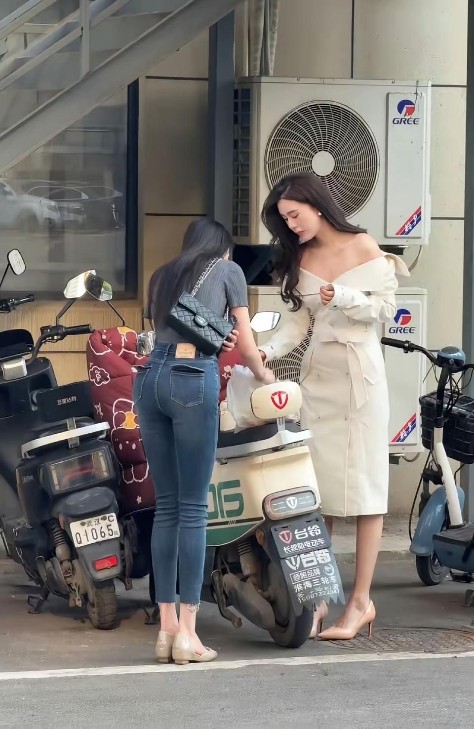 果然还是穿裤子显腿长，你看图中两人应该都差不多高，有可能穿白裙子的还要略高一些，