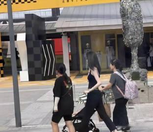 陈伟霆何穗阿那亚带娃度假，10个月的小win会爬了，何穗白到发光腿长惊人