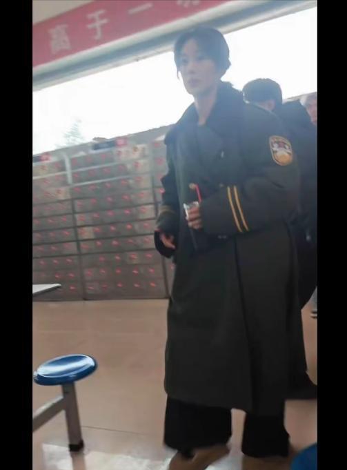 杨紫生命树白菊制服造型