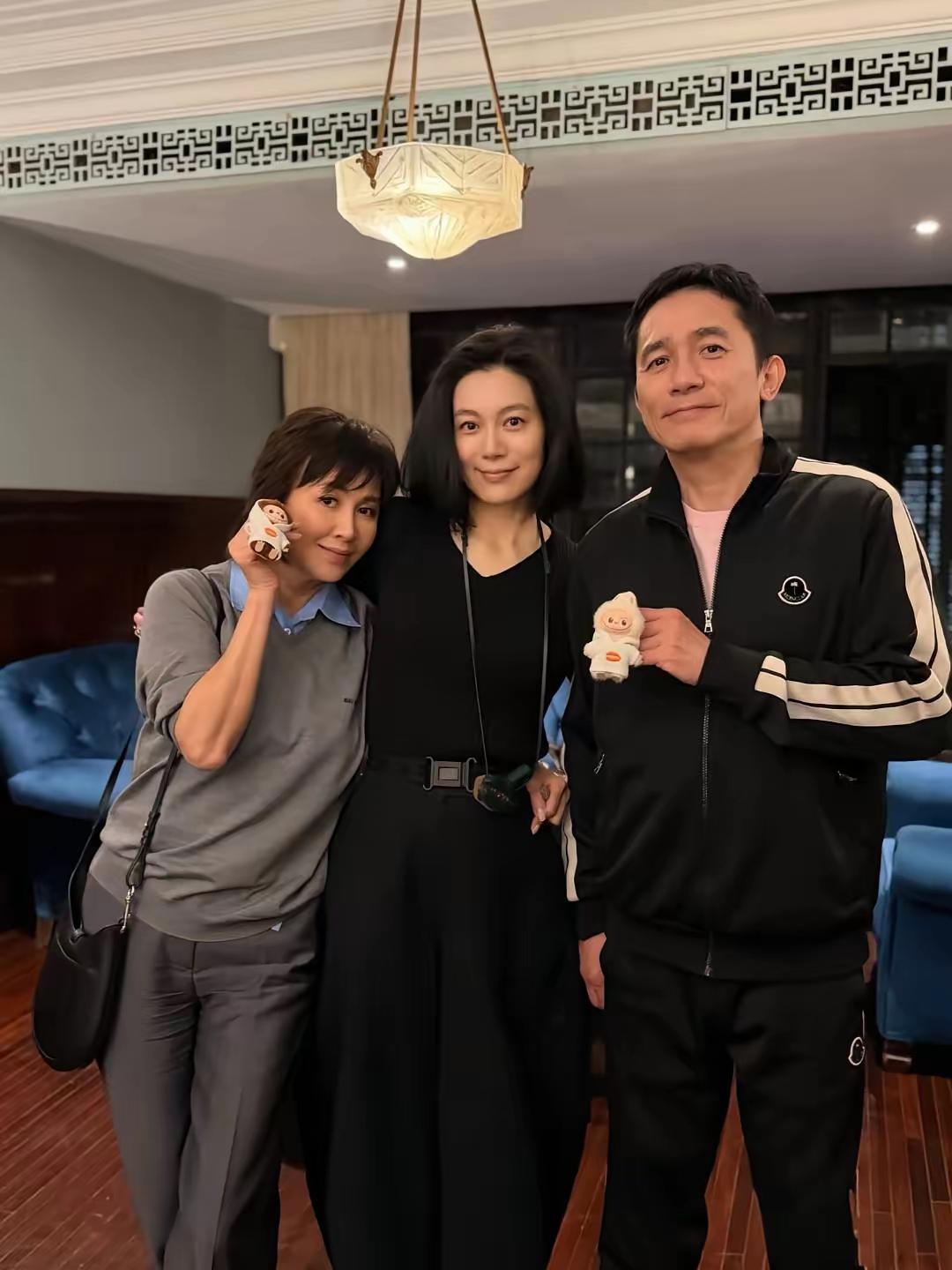 65岁的梁朝伟与妻子刘嘉玲到上海朋友家里面去做客。岁月流转，一代人的回忆……