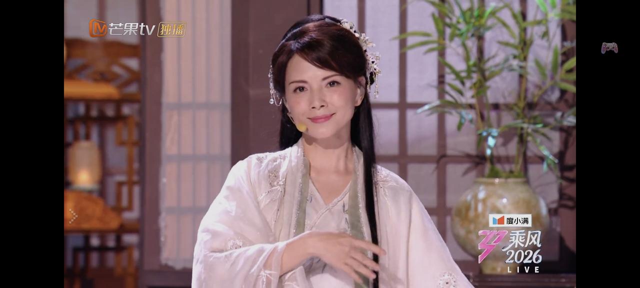 李心洁50岁了，马来西亚人，与二婚丈夫育有一对双胞胎，还把继女视如己出。她定居