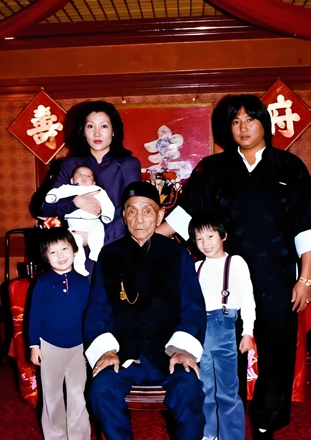 洪金宝和家人的合影，这一张照片拍摄于上世纪80年代的香港，是洪金宝为父亲洪济祝寿