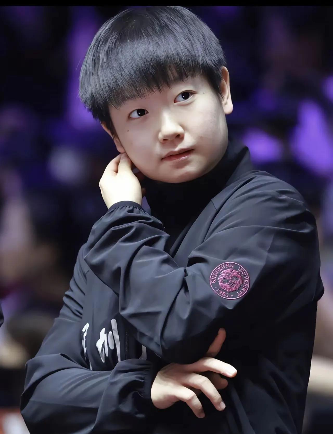 所有的人都喜欢小莎至于为什么喜欢她都说她可爱就莎莎现在的成绩和人格魅力来说