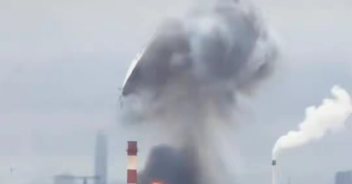 乌克兰无人机飞进莫斯科上空，炼油设施冒出黑烟，机场航班受到影响，俄乌冲突的火药味