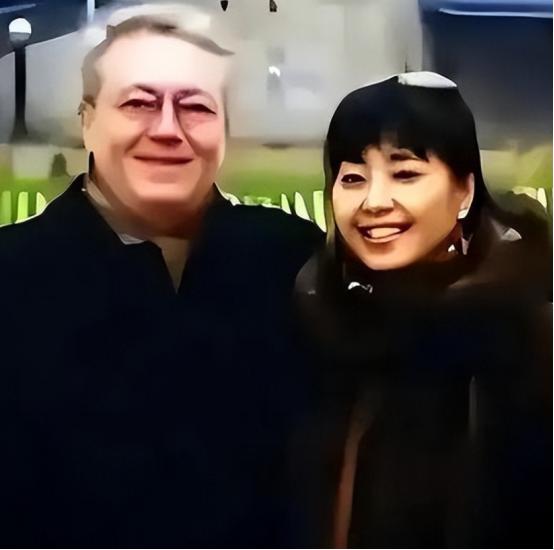 殷秀梅二婚风光嫁给法国贵族菲利普，本以为是跨国童话，谁料十年后洋丈夫一纸调令被召