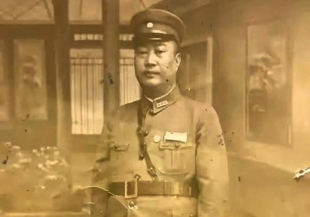 杨如轩，云南宾川人，云南陆军讲武堂出身，与朱德是同窗。论带兵作战，他战绩平平，进
