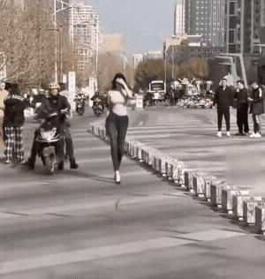 给大家有一个六亲不认的步伐[墨镜]