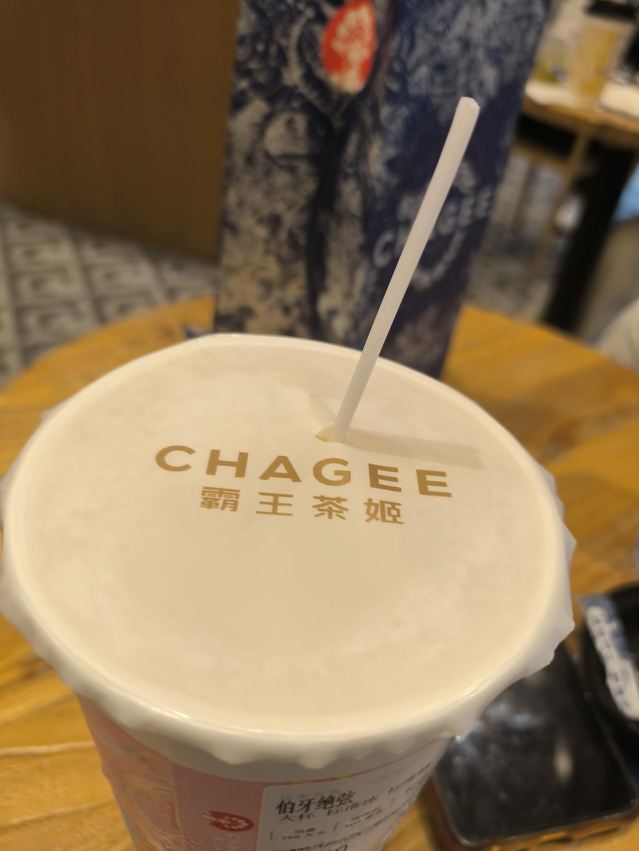 有个事情我一直很奇怪。像霸王茶姬这样的中国式奶茶，茶饮。为什么要模仿西方搞个