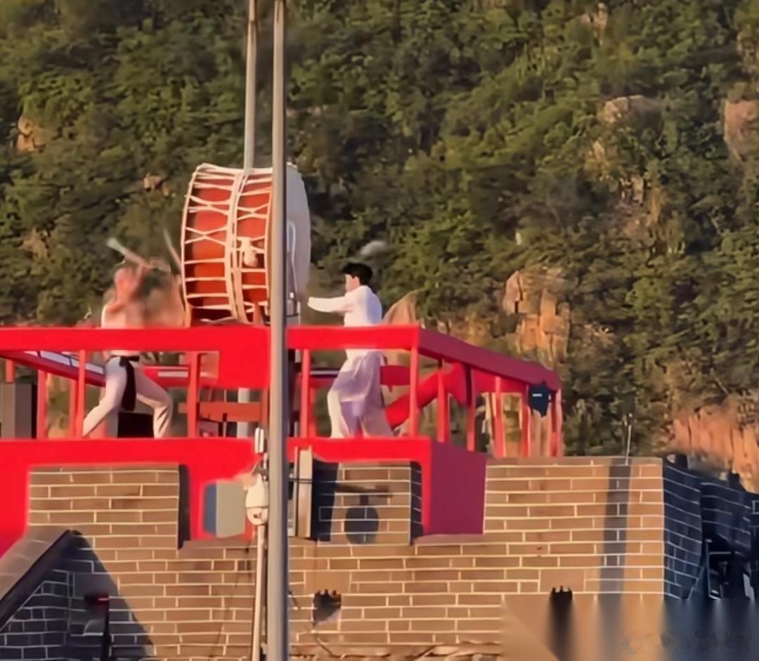 朱一龙——“长城击鼓”突然引发巨大争议。这是一位行事作风比较低调的演员，曾斩获