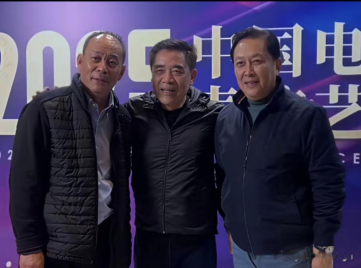 这张照片里三位老戏骨同框，看起来特别有意思。年纪最小的张光北身材保持的挺不错