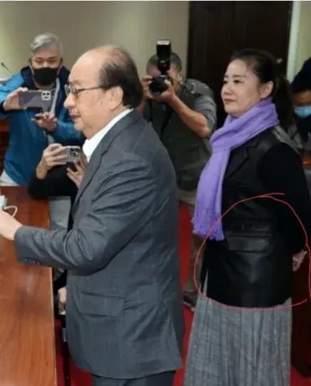 韩国瑜不忍柯总召了，酸柯“生病不吃药反叫别人吃药”，岂有此理！今日，韩国瑜主持