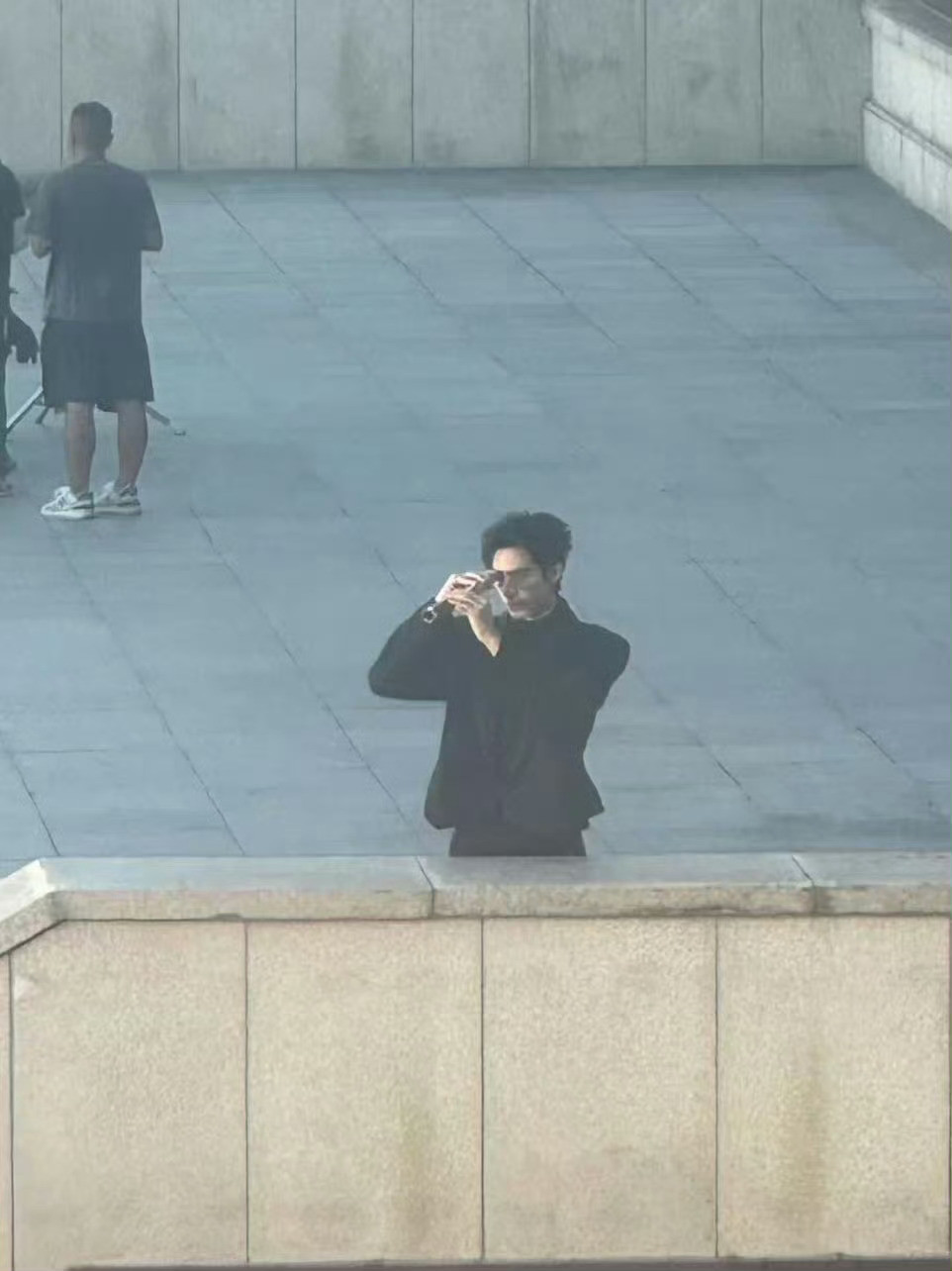 宋威龙拿望远镜和偷看的人对视宋威龙你又闷声干大事宋威龙别人围观偷拍，宋威龙开启