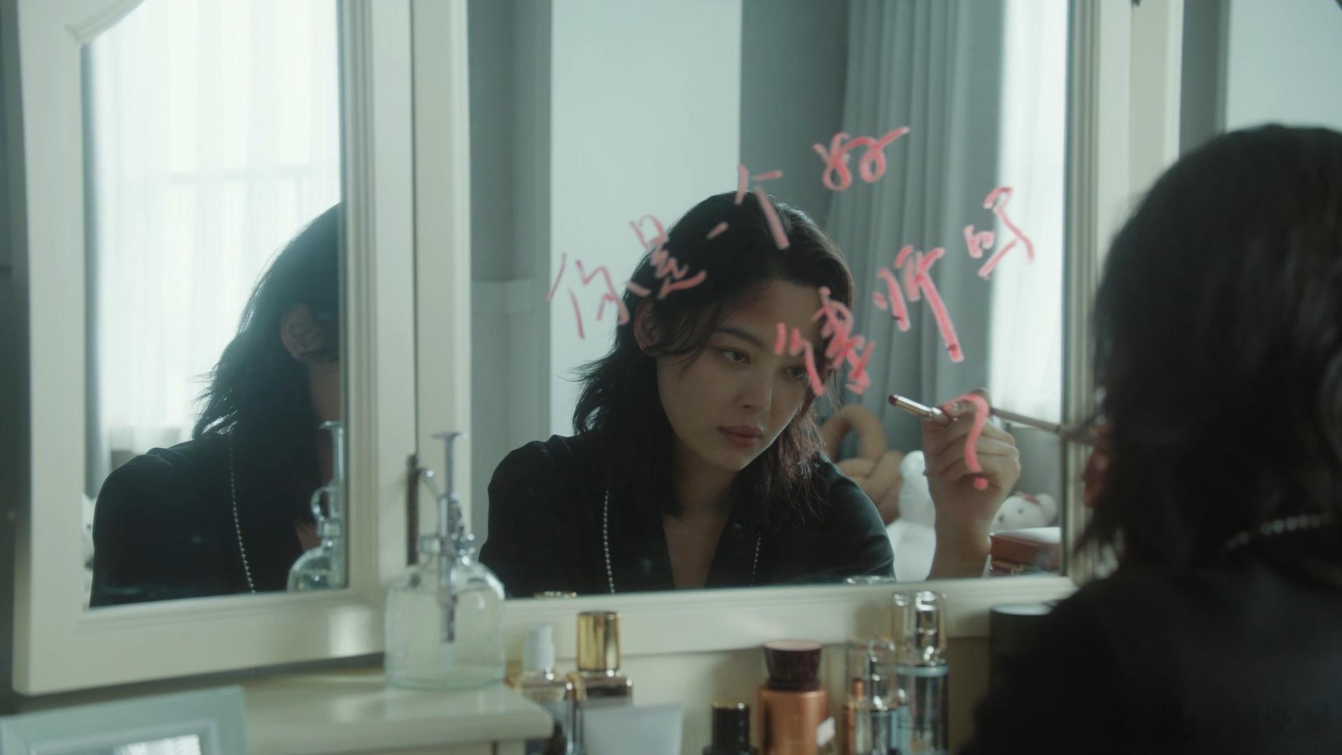 辛芷蕾涂口红这段是妈咪级别辛芷蕾涂口红的镜头气场直接焊死！指尖划过唇瓣的瞬间，