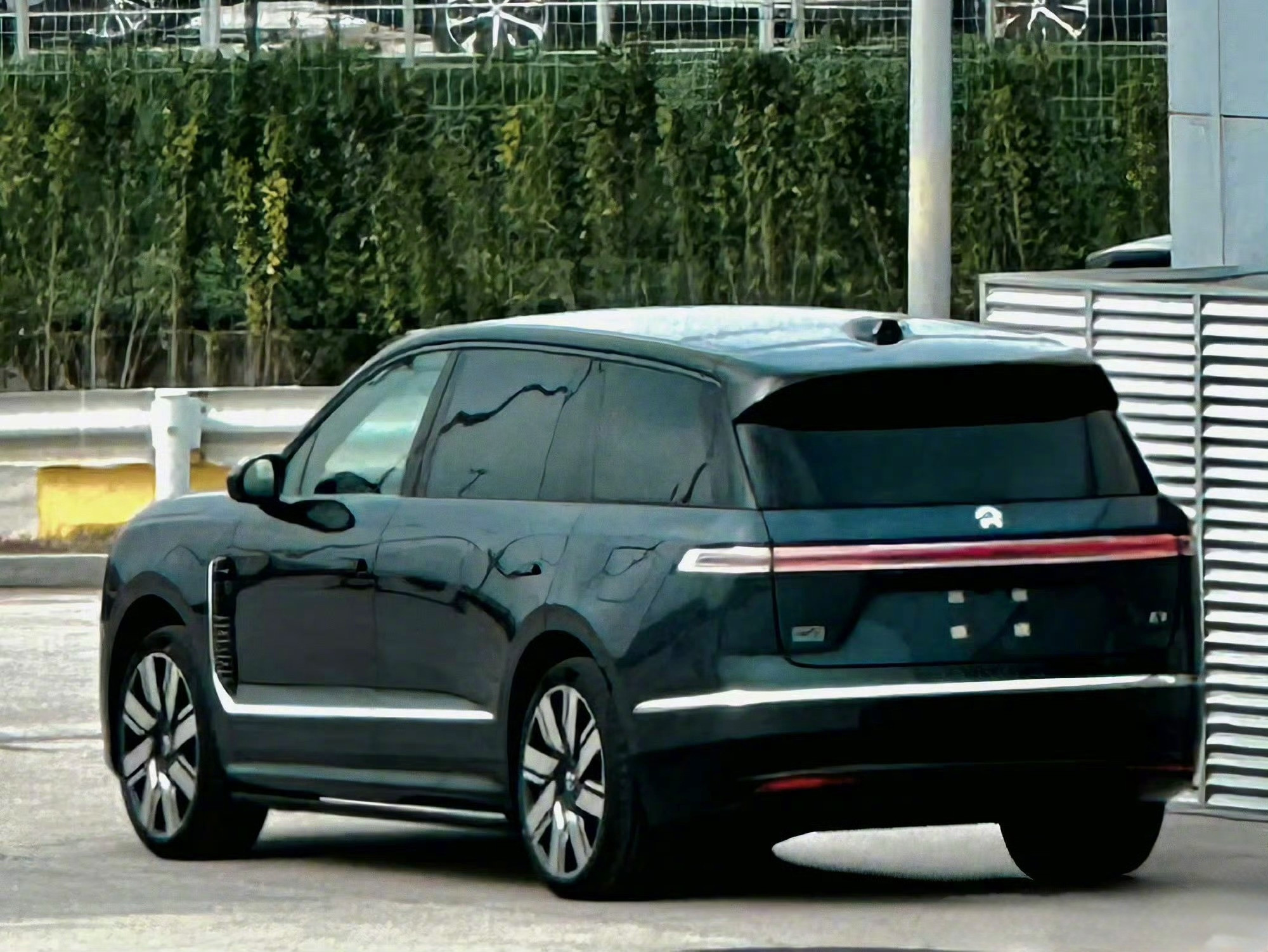 蔚来ES9从后面这个角度看，有一种揽胜的厚重感了。