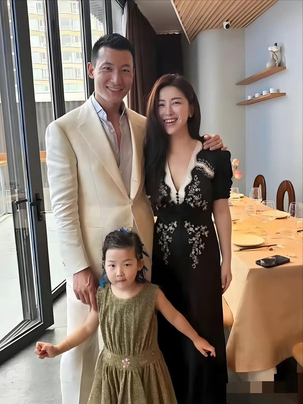 不查不知道，一查吓一跳，原来朱珠的老公压根不是大家以为的普通人他毕业于英国曼彻斯