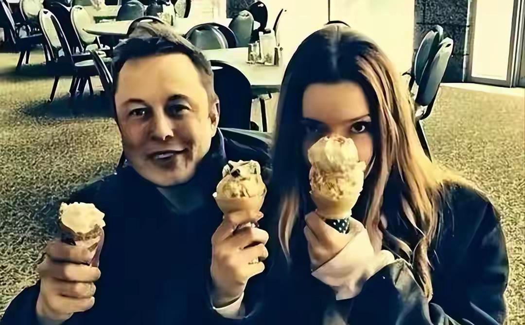 看得出来当年马斯克第二任妻子很黏他，她和他在一起总是笑得甜蜜如他们手中的冰淇淋。