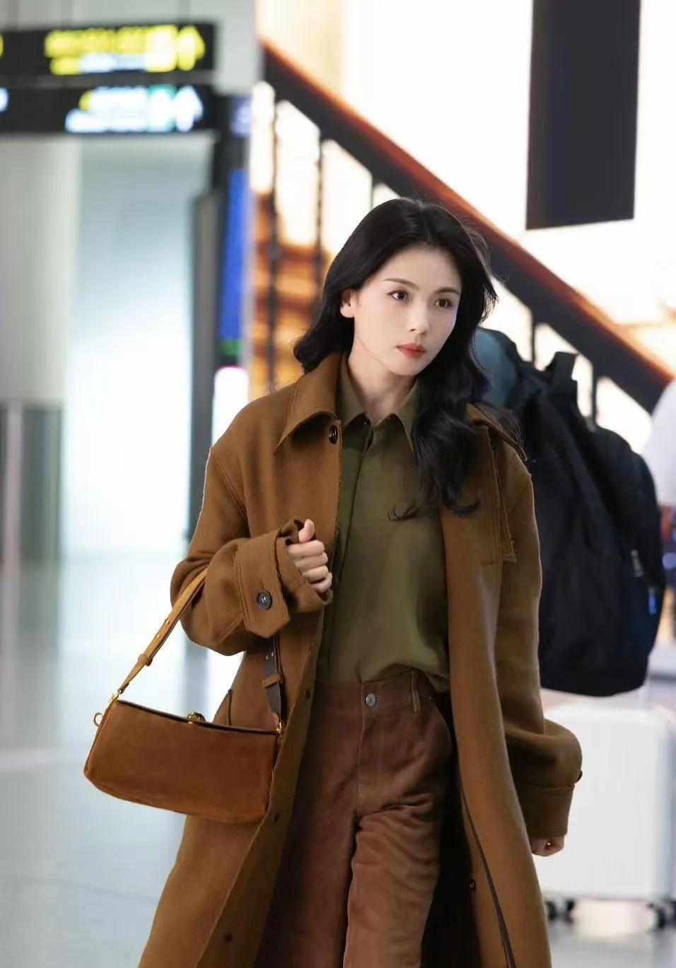 刘涛的美拉德穿搭杀疯了！深棕大衣+橄榄绿内搭，高级感直接拉满，这才是成熟女性的穿