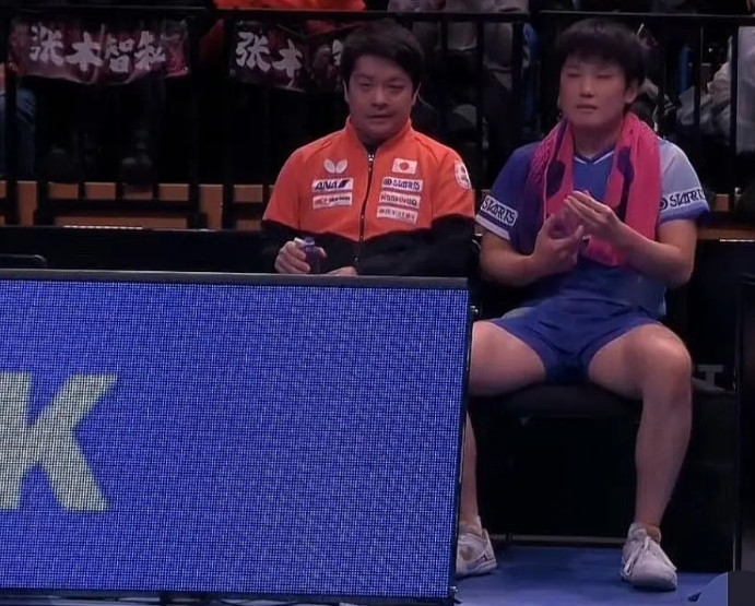 谁注意到丢冠后张本智和：做了三个动作！当最后一个球打完，他呆若木鸡。看着对面
