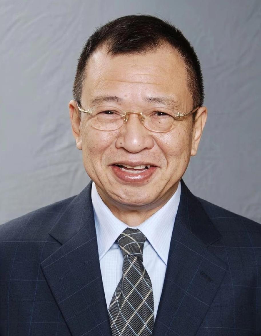特意去查了许绍雄这位“Benz哥”的背景他不仅是鲁迅夫人许广平的亲侄孙,居然还