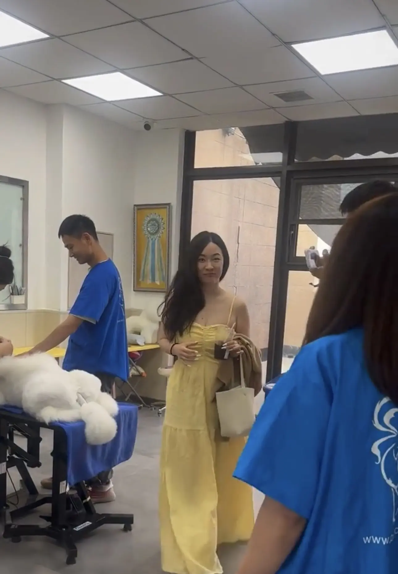 霍思燕现身宠物店，一袭黄色长裙好温婉。霍思燕跟老公杜江现身宠物店，霍思...