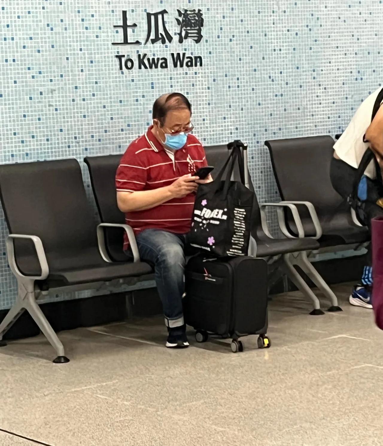 在地铁偶遇TVB有钱人专业户，大家还记得他吗？很久没演戏了近日，某网友在个人社
