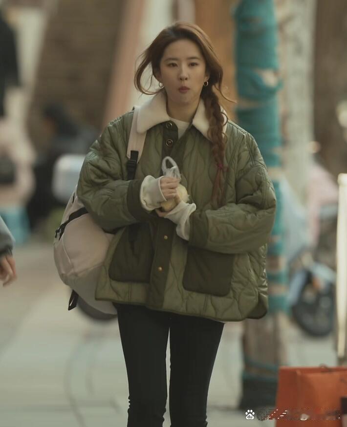 《玫瑰的故事》中刘亦菲那套绿色棉服，从去年就开始卖，一直卖到了今年