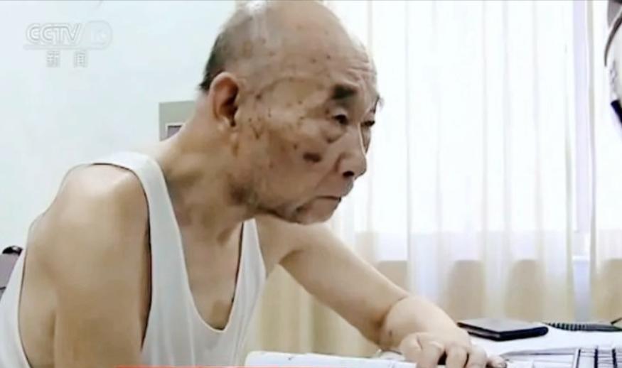 “中国导弹打的如此精准，全靠这位身穿5块钱背心的老人！”徒手造出值上亿装备的老人