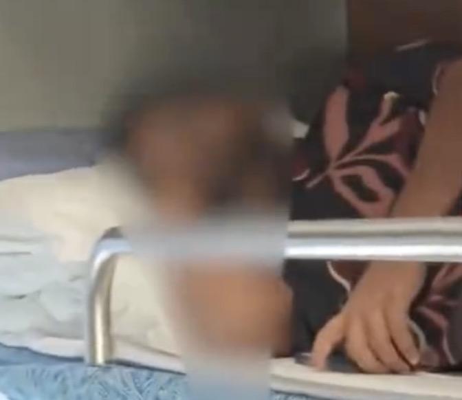 女子坐火车上了个厕所,转头卧铺就被外国人给占了,因为沟通不畅没叫醒对方,事后发视