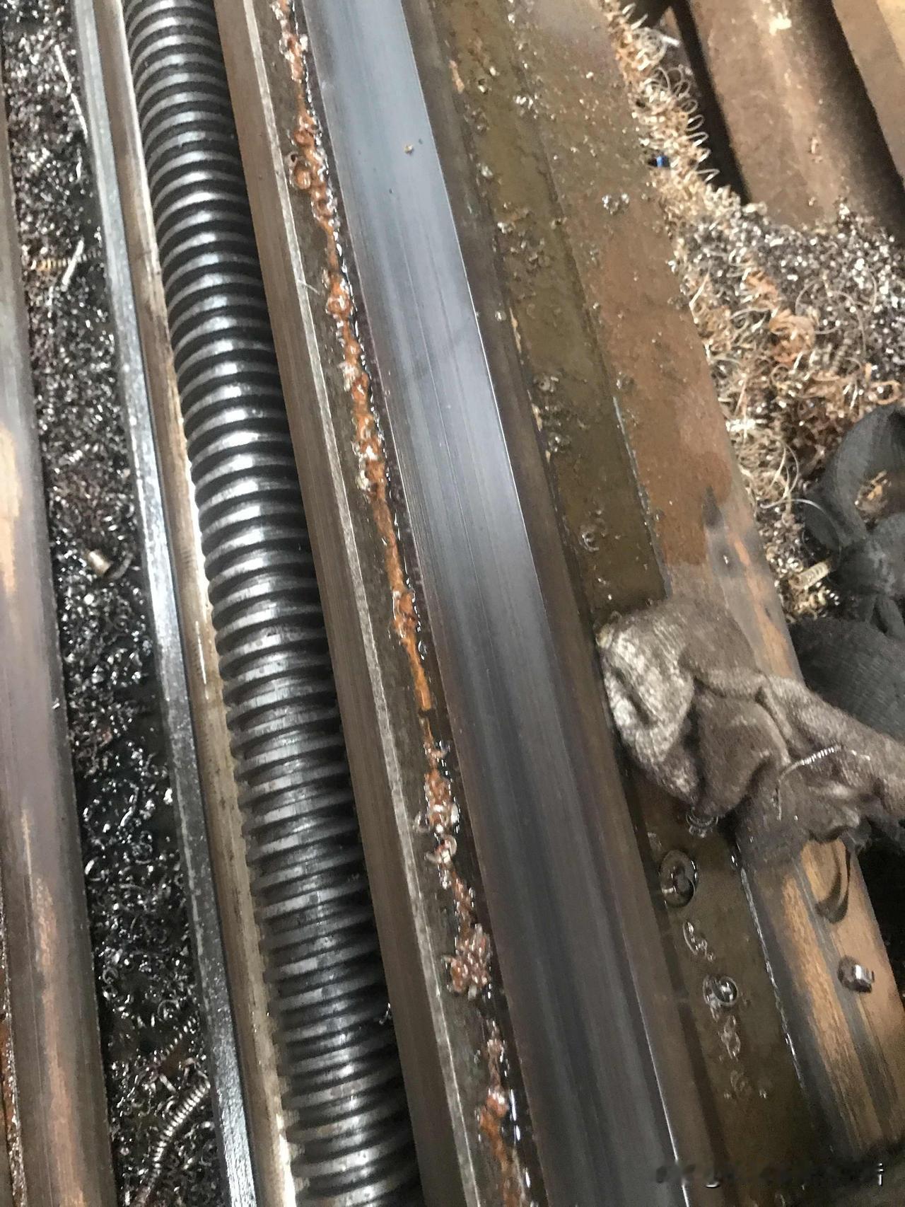 这台普通车床自从我来这里上班后就是我开的，去年年底招了个从大厂出来的大师傅，当时