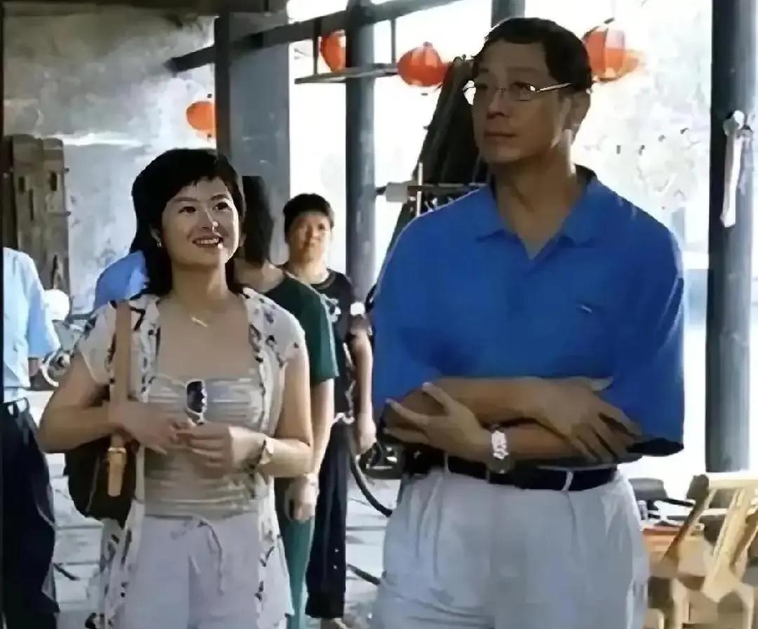早年张泉灵和丈夫李铁的旧照，完全没有半点公众人物的架子。之前只知道张泉灵从央视