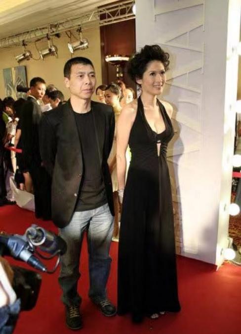 2009年，冯小刚带着大长腿的沈星回自己的公寓，一直待到第二天早上才悄悄