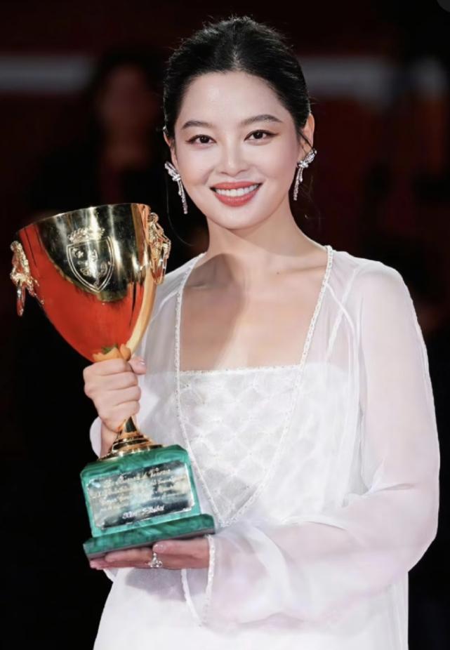 辛芷蕾拿影后对85花冲击也不大就那几位85花，除了赵丽颖和倪妮这两年有一番电影
