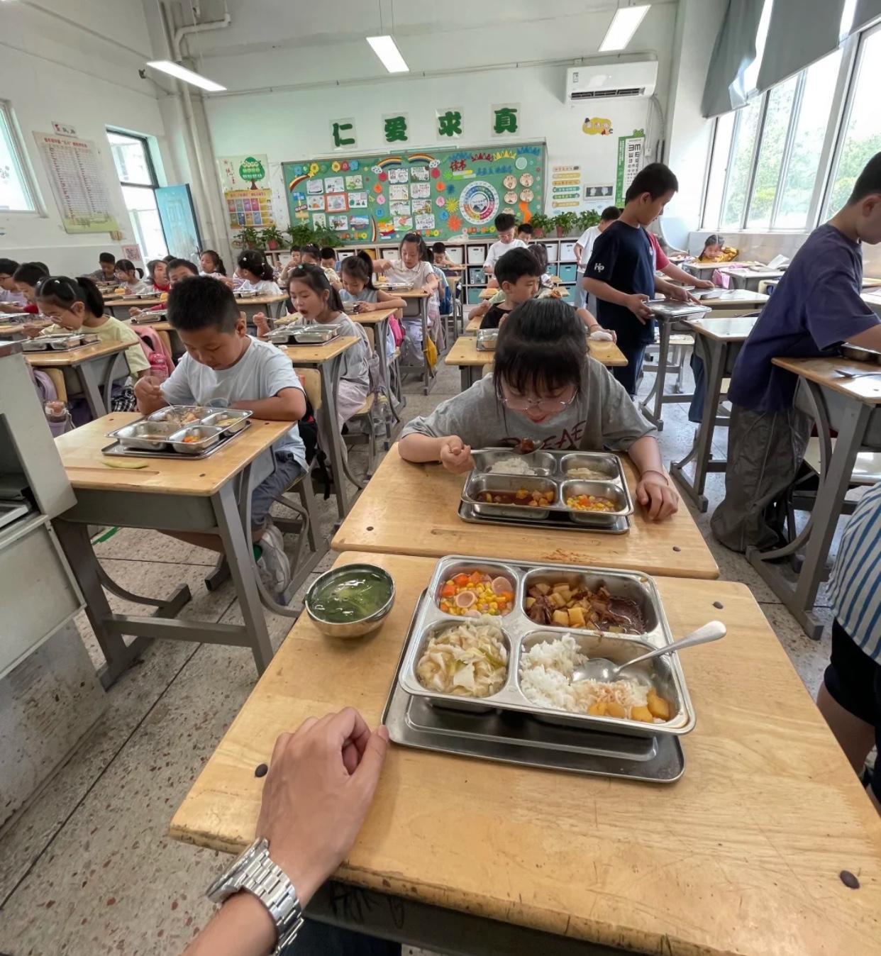 就觉得这钱花得特别值！坐标江苏，姐姐小学伙食费810妹妹幼儿园1000，一