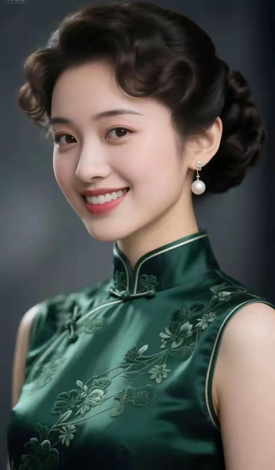  一袭雅韵旗袍，赴一场时光之约。眉眼温婉含情，步履从容生姿，将东方美学的细腻与浪