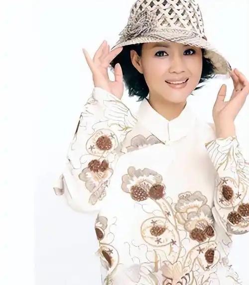 66岁茹萍冻龄秘诀曝光！不穿暴露衣却美成教科书，和刘之冰牵手26年羡煞旁人茹