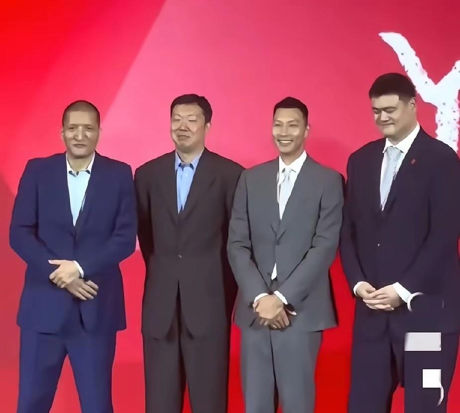 四大巨人同框，我只认出右一姚明，当年他的卡通形象太有特色，令人记忆深刻，只是人到