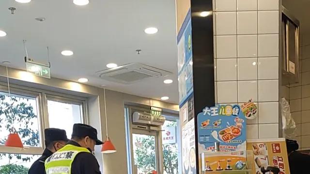 上海女子为娃娃占四座怒怼警察:
