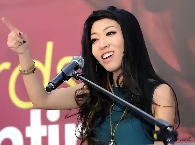 ​曲婉婷想要回来国内发展，但网友们问她什么时候还下岗职工的血汗钱！曲婉婷曾经大