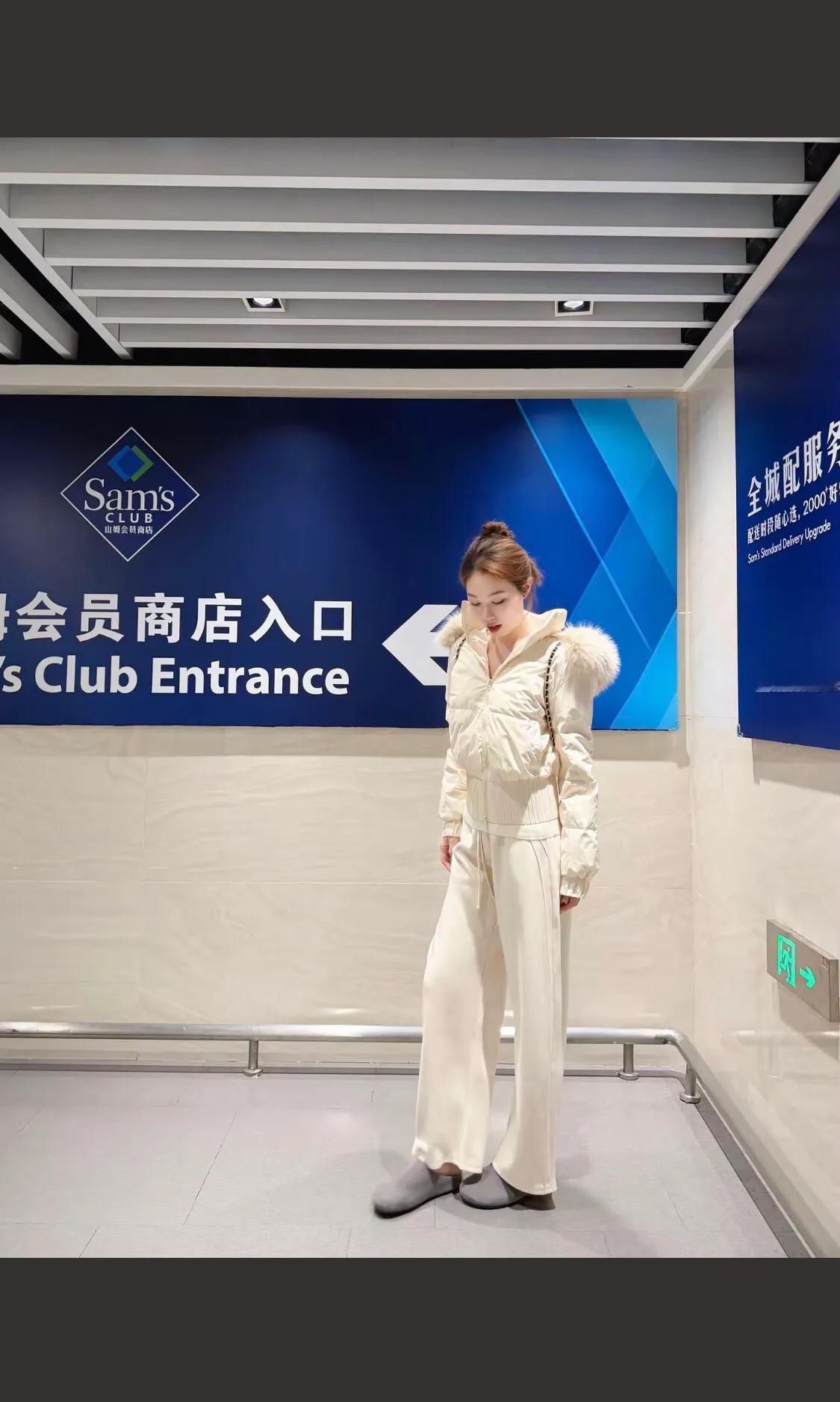 米色羽绒服搭配同色系裤装，温暖又时尚！🌟👗👖