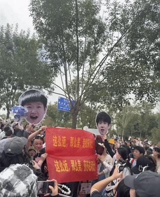 如果不是故意，那就一定是天意这场景，真是让人忍俊不禁。横幅、应援物、以及